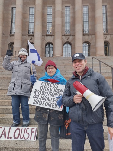 Eduskuntatalon portailla Birgitta Wulf, Maila Hakala ja Jorma Leitzinger.